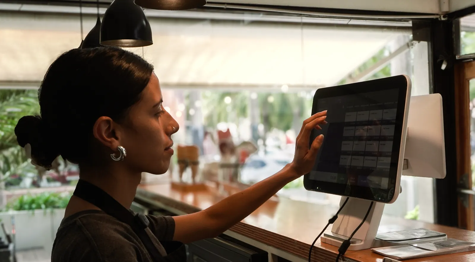 Empleada capturando un pedido en el punto de venta táctil