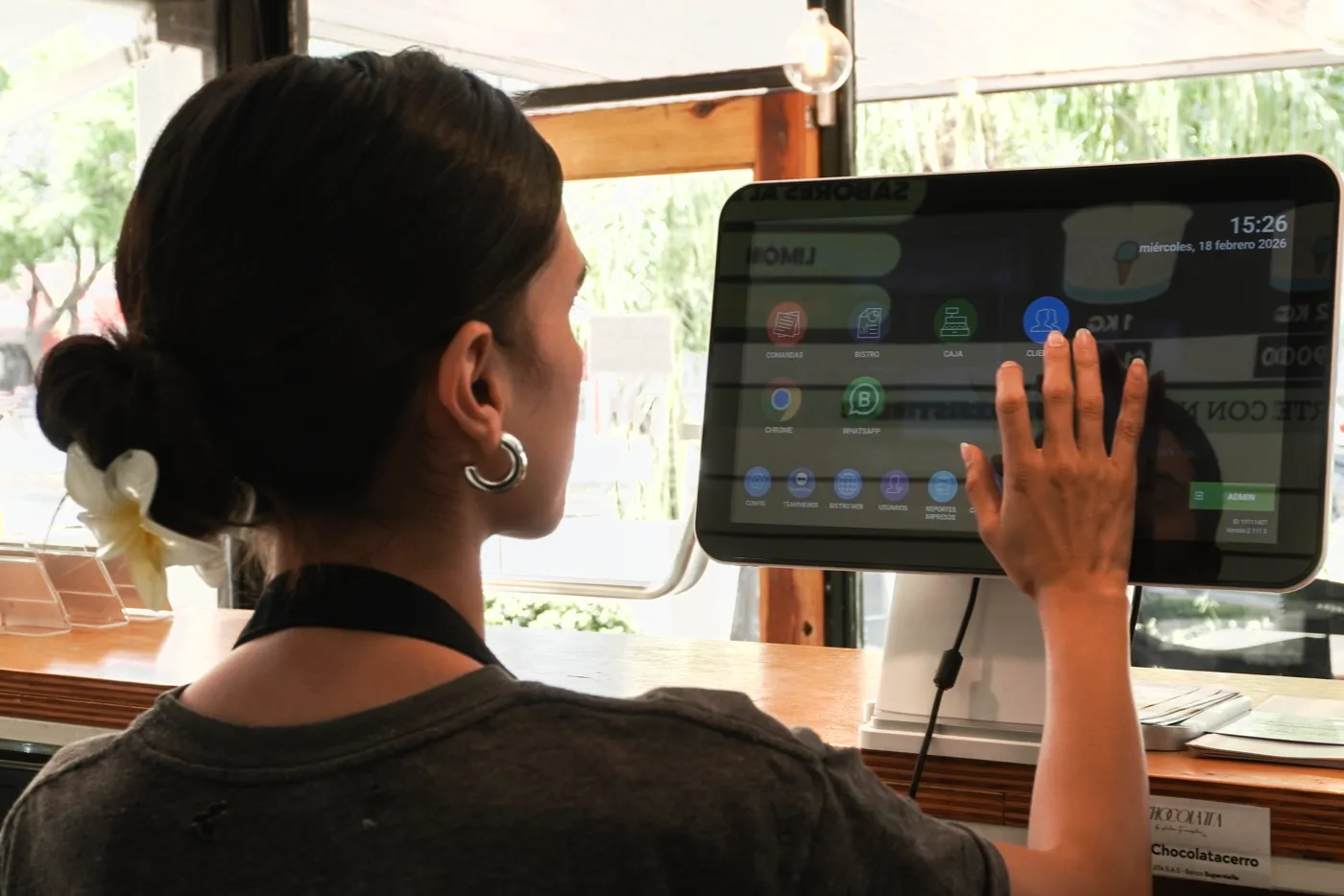 Cajera usando el punto de venta táctil de Bistrosoft
